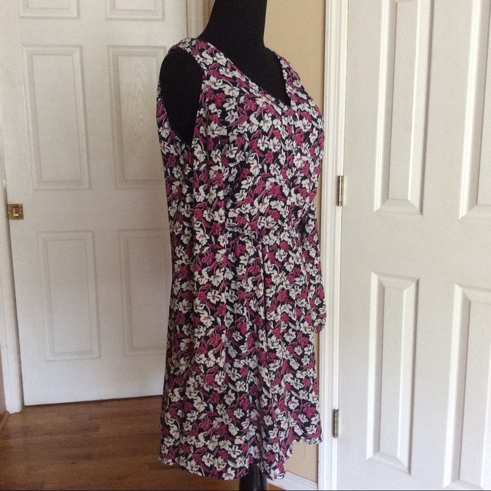 ❤️3/$15❤️ Banana Republic Cold Shoulder Dress - Picture 5 of 14